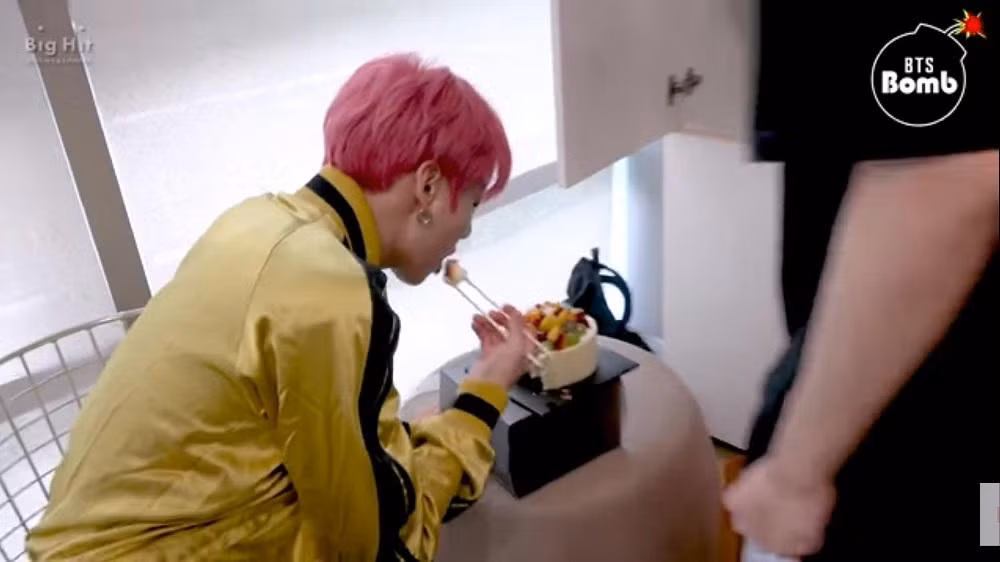 JungKook cũng gắp một đũa... bánh kem nè.