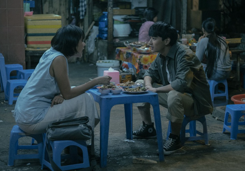 Dân Sài Gòn, ai chẳng từng một lần xuống lòng phố thỏa mãn tiếng gọi nơi bao tử... (Minh họa: Phim Sài Gòn Trong Cơn Mưa) Dân Sài Gòn, ai chẳng từng một lần xuống lòng phố thỏa mãn tiếng gọi nơi bao tử... (Minh họa: Phim Sài Gòn Trong Cơn Mưa)