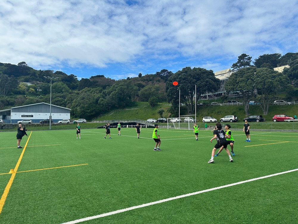 Học sinh Wellington College chơi ném đĩa. (Ảnh: Thùy Trang) Học sinh Wellington College chơi ném đĩa. (Ảnh: Thùy Trang)