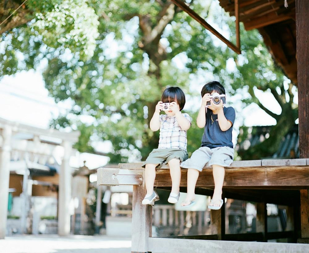 Một tuổi thơ rực rỡ mà ta mãi không quên. (Ảnh minh họa: Haru and Mina) Một tuổi thơ rực rỡ mà ta mãi không quên. (Ảnh minh họa: Haru and Mina)