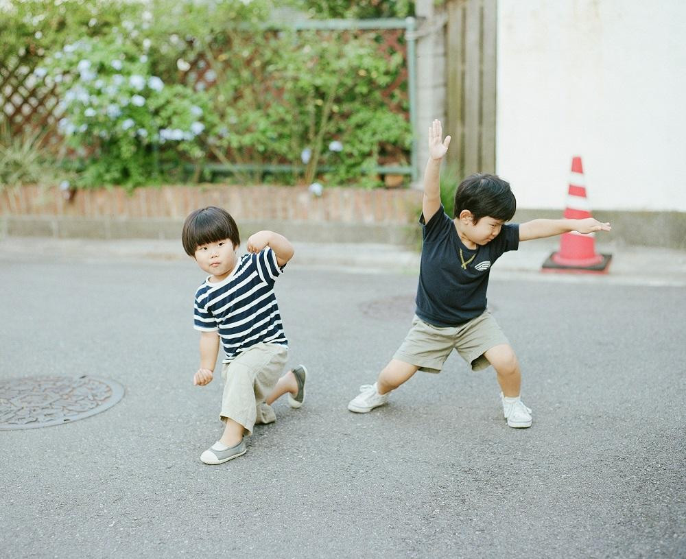 Nhớ những trưa nắng như đổ lửa nhưng đám trẻ vẫn xúm lại với nhau chơi trò đuổi bắt. (Ảnh minh họa: Haru and Mina) Nhớ những trưa nắng như đổ lửa nhưng đám trẻ vẫn xúm lại với nhau chơi trò đuổi bắt. (Ảnh minh họa: Haru and Mina)