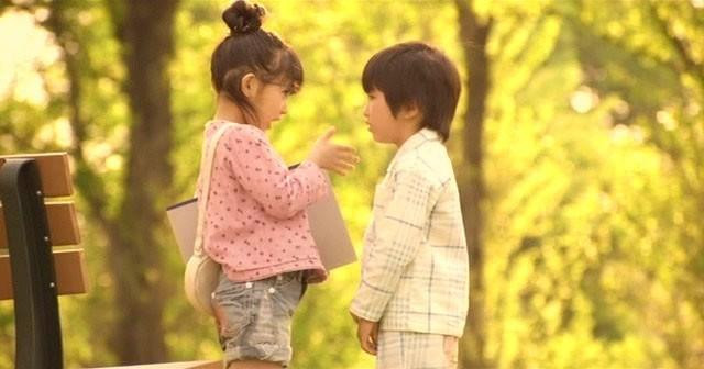 Chúng tôi chơi với nhau từ thuở lọt lòng. (Minh họa: Phim Tình Đầu Dành Hết Cho Em) Chúng tôi chơi với nhau từ thuở lọt lòng. (Minh họa: Phim Tình Đầu Dành Hết Cho Em)