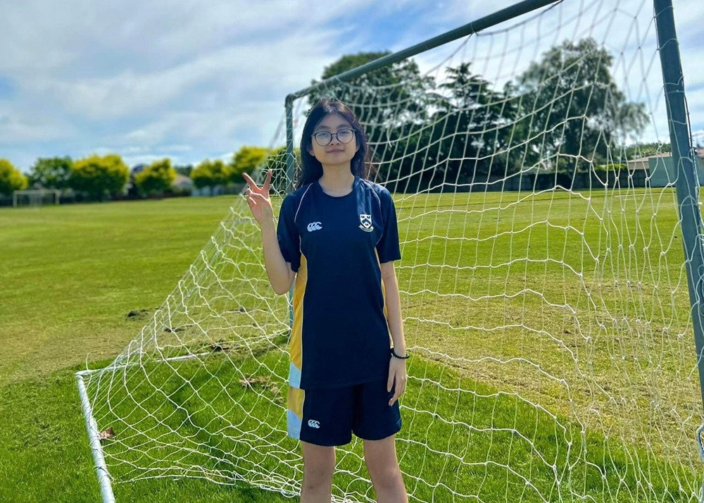 Phương Linh hào hứng trên sân bóng của trường. (Ảnh: NVCC) Phương Linh hào hứng trên sân bóng của trường. (Ảnh: NVCC)