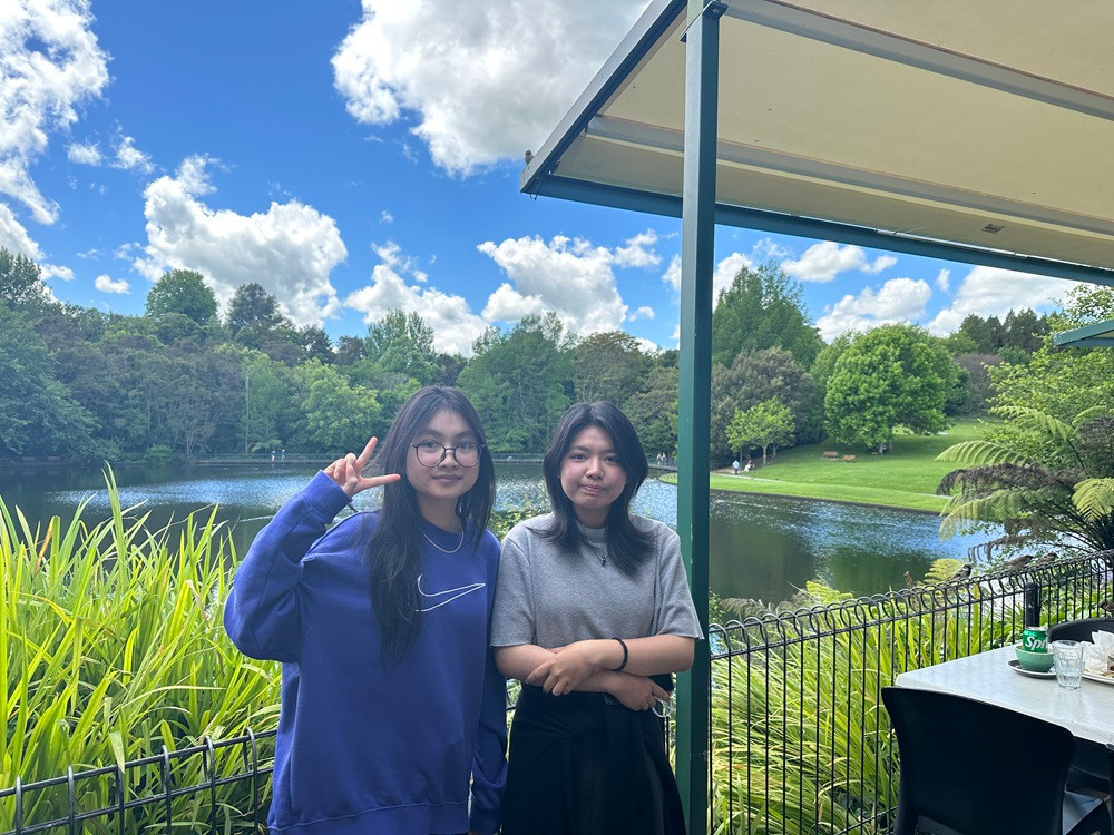 Chỉ mới sau một năm, Phương Linh (bên trái) đã thử sức được kha khá những môn thể thao ở trường, từ bóng rổ, bóng đá, cầu lông, ném đĩa… (Ảnh: Thùy Trang) Chỉ mới sau một năm, Phương Linh (bên trái) đã thử sức được kha khá những môn thể thao ở trường, từ bóng rổ, bóng đá, cầu lông, ném đĩa… (Ảnh: Thùy Trang)