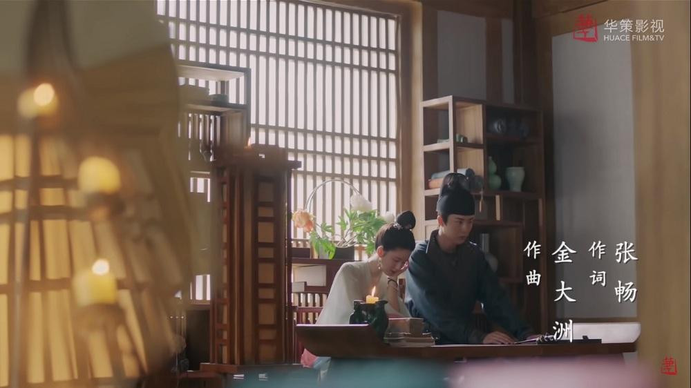 vội đưa vai làm gối.