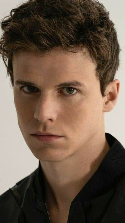 Nam diễn viên Ruairi O'Connor. Nam diễn viên Ruairi O'Connor.