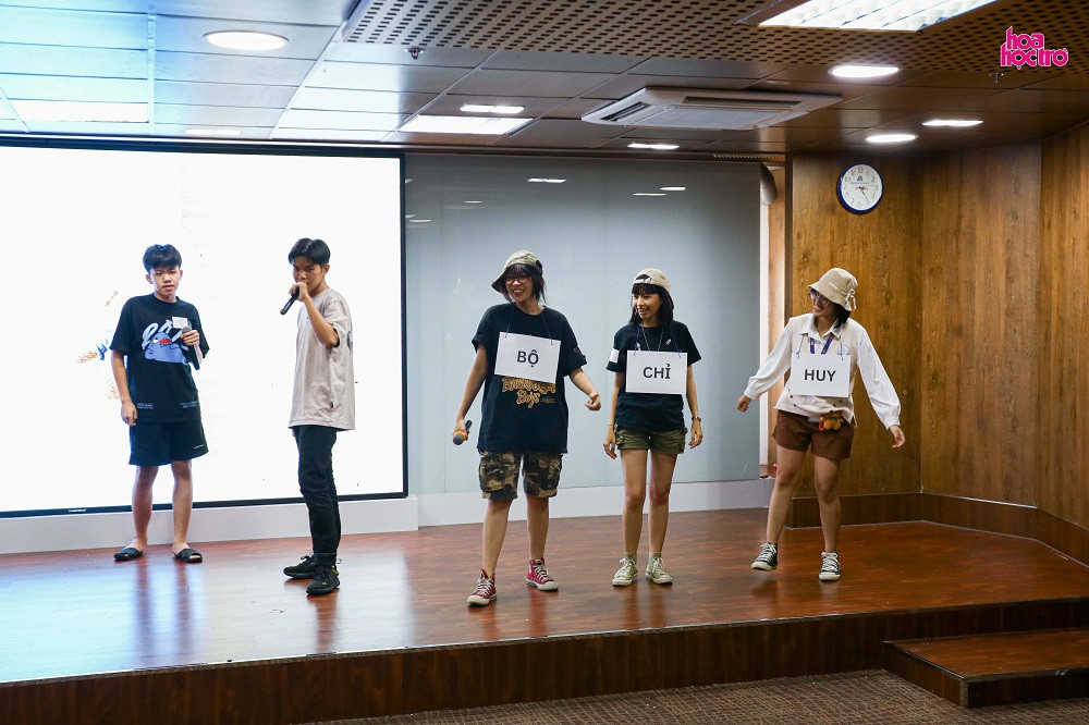 Tiết mục về tình cha con “bất chấp” khái niệm về không gian và thời gian khiến khán giả cười ngất của đội Đai mân Plaza và Chrome. Tiết mục về tình cha con “bất chấp” khái niệm về không gian và thời gian khiến khán giả cười ngất của đội Đai mân Plaza và Chrome.