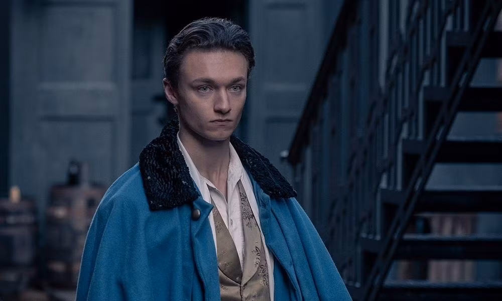 Harrison Osterfield đảm nhận vai hoàng tử Leo.
