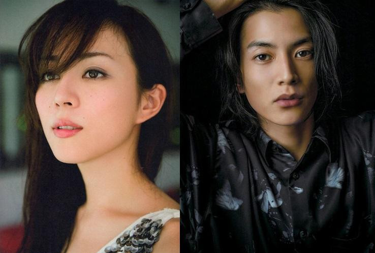 Higa Manami (trái) sẽ là người thay thế Fukada Kyoko sánh vai Watanabe Keisuke (phải). Higa Manami (trái) sẽ là người thay thế Fukada Kyoko sánh vai Watanabe Keisuke (phải).