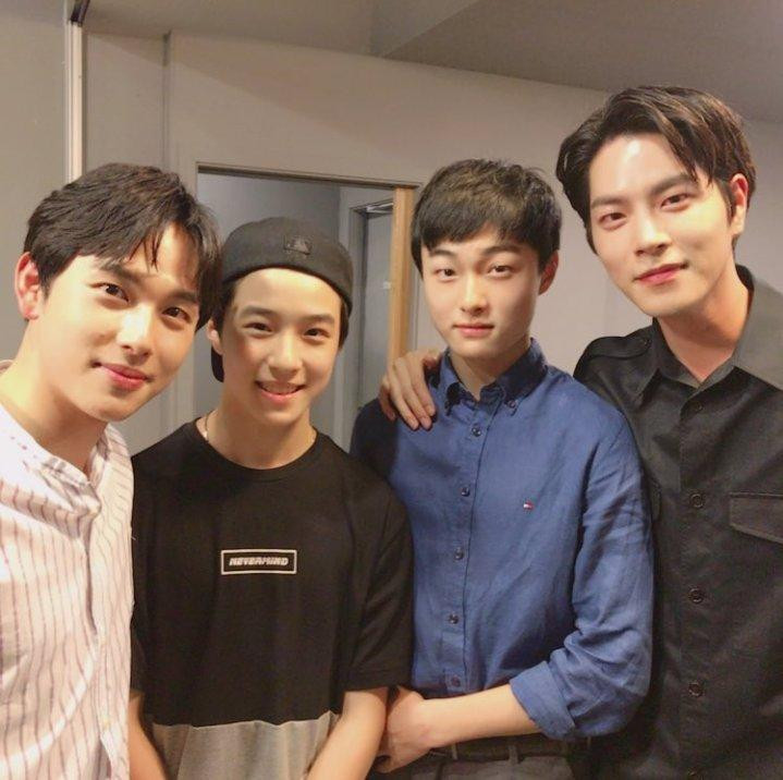 Yoon Chan Young cùng dàn diễn viên The King Loves (áo xanh). Yoon Chan Young cùng dàn diễn viên The King Loves (áo xanh).