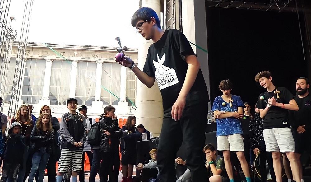 Cuộc thi Kromania (Nguồn ảnh: Krom Kendama) Cuộc thi Kromania (Nguồn ảnh: Krom Kendama)