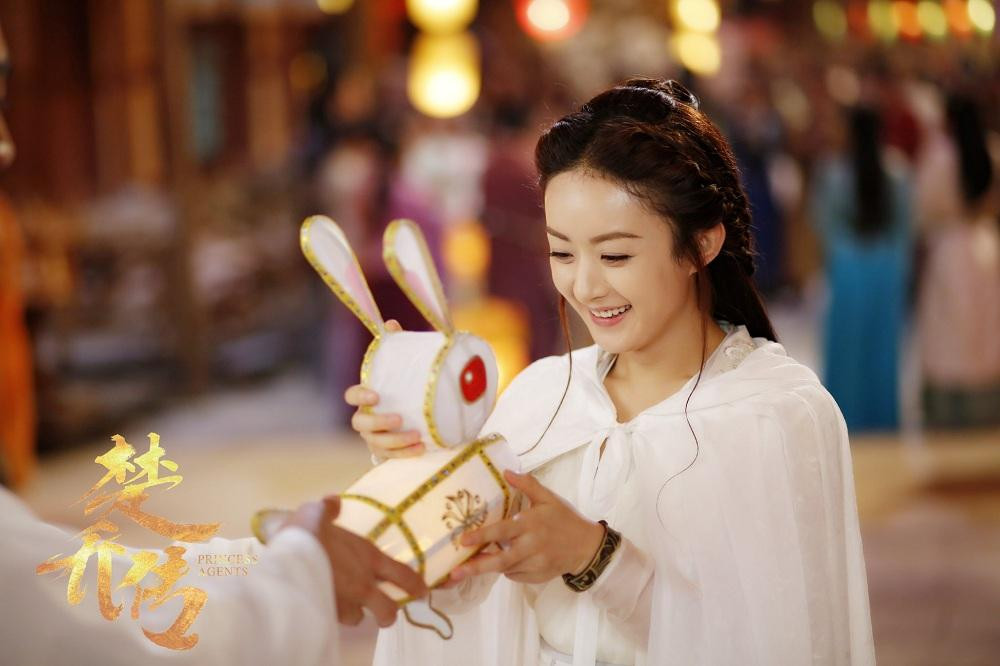 Triệu Lệ Dĩnh trong "Sở Kiều Truyện" với tóc "hai râu" trông rất nữ tính.