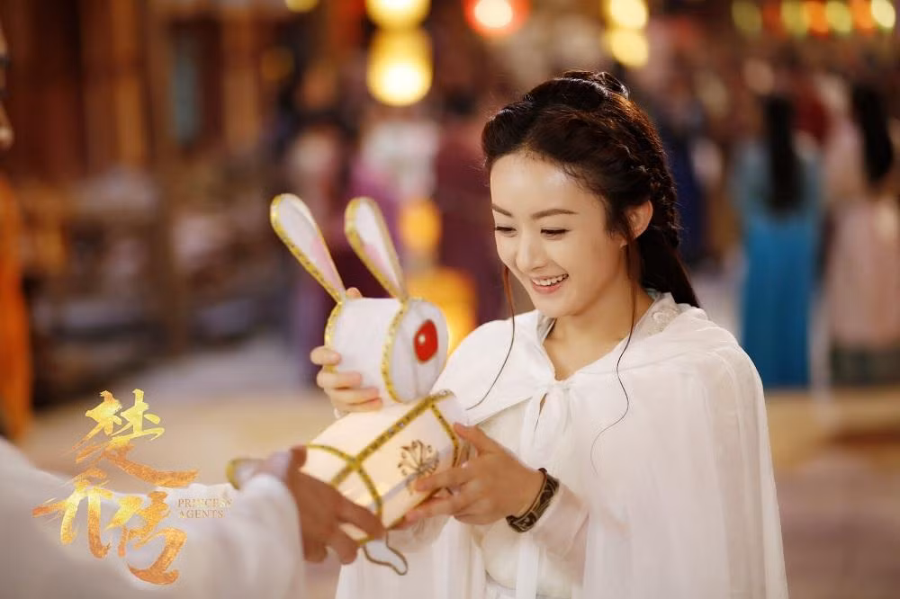 Triệu Lệ Dĩnh trong "Sở Kiều Truyện" với tóc "hai râu" trông rất nữ tính.