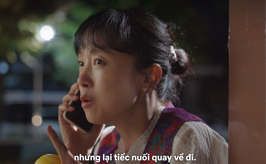 Nam Haeng Seon trên đường đi siêu thị về kịp thời phát hiện và báo cho Chi Yeol hay tin.