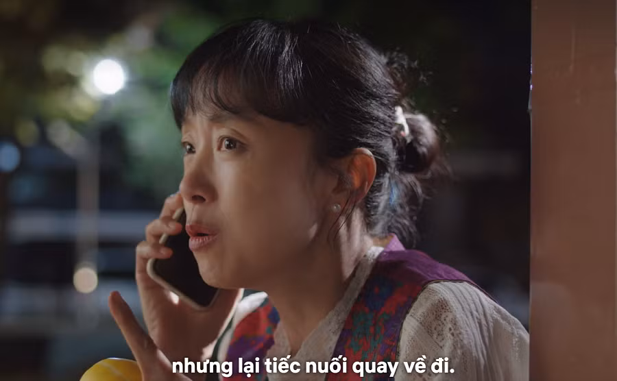 Nam Haeng Seon trên đường đi siêu thị về kịp thời phát hiện và báo cho Chi Yeol hay tin.