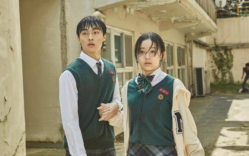 Yoon Chan Young (trái) và Park Ji Hoo (phải).