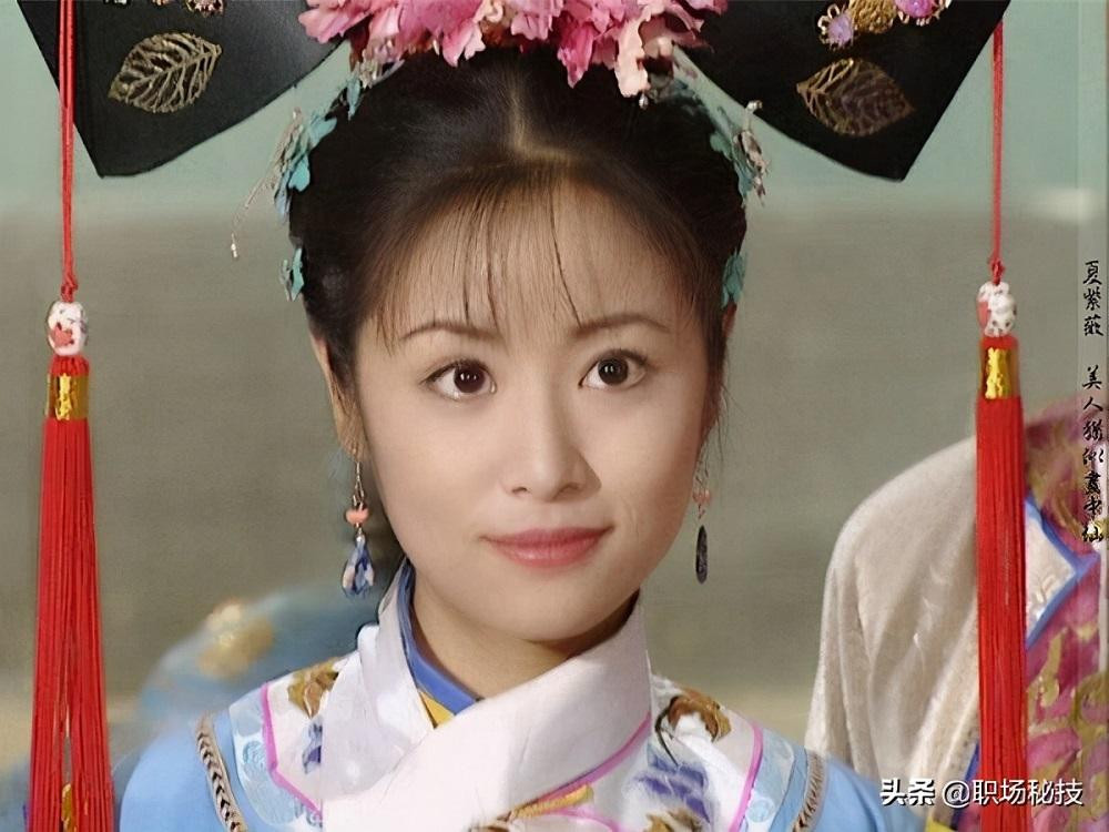 Lâm Tâm Như vai Hạ Tử Vy.