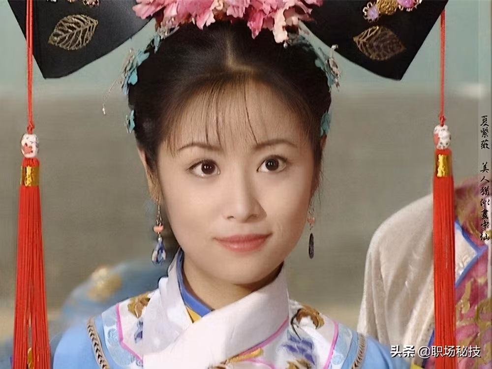 Lâm Tâm Như vai Hạ Tử Vy.