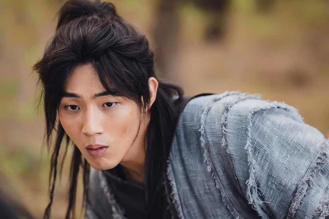 Ji Soo vốn là nam chính của "Sông Đón Trăng Lên" nhưng vướng scandal...