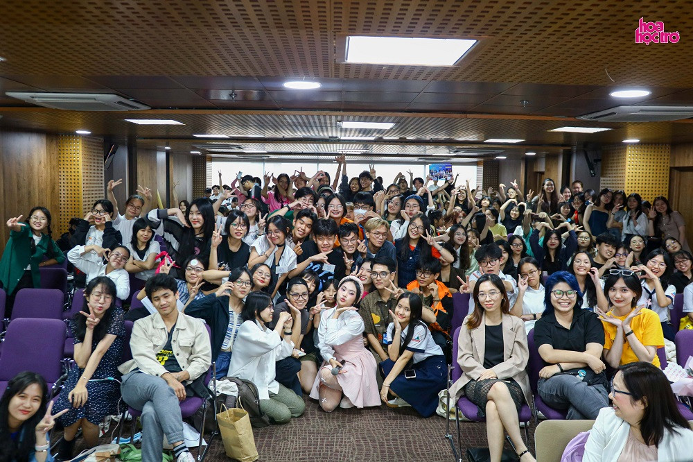 Ca sĩ Phương Mỹ Chi chụp ảnh cùng các thí sinh và khán giả của cuộc thi Thử Thách Kim Cương 2023. Ca sĩ Phương Mỹ Chi chụp ảnh cùng các thí sinh và khán giả của cuộc thi Thử Thách Kim Cương 2023.