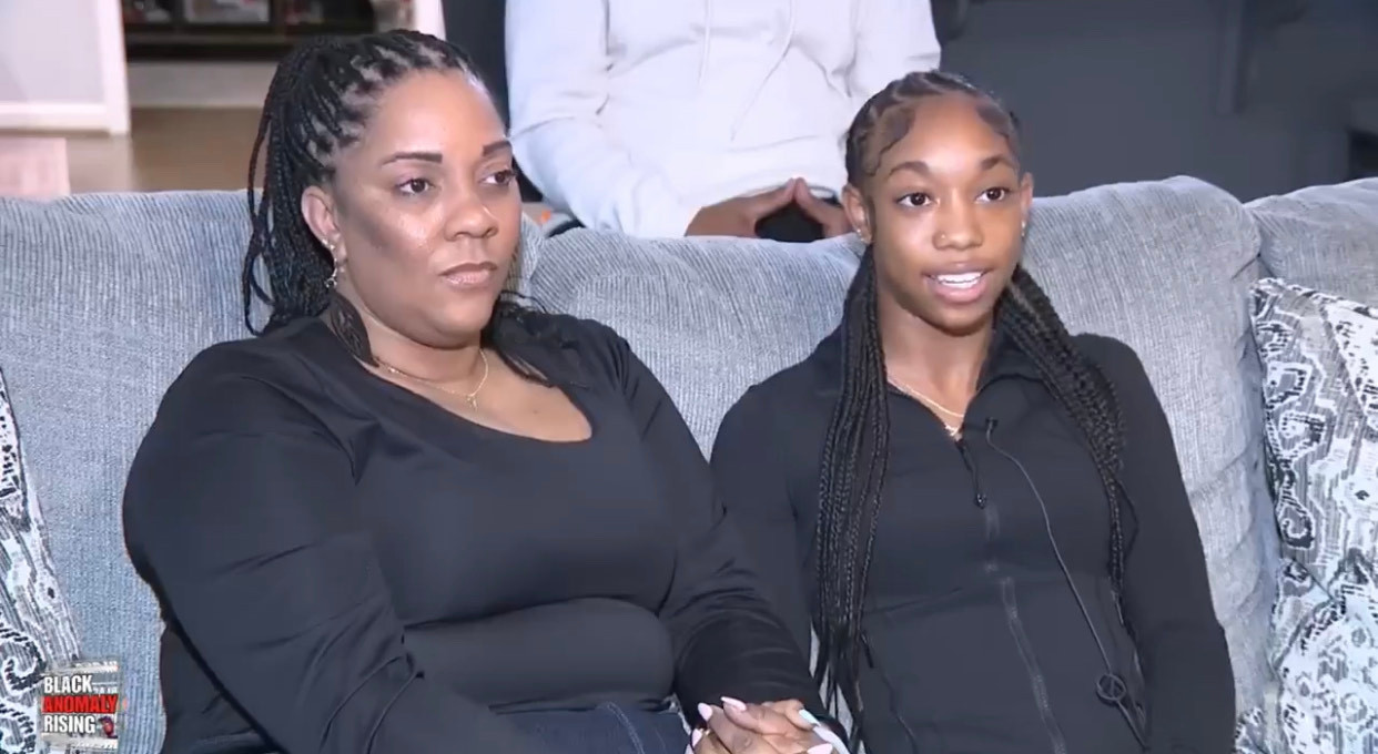 Người bị đánh - Kaelen Tucker (trái) cùng mẹ.