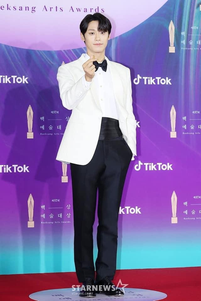 Lee Do Hyun đẹp trai ngời ngời, tỏa ra khí chất của một nam thần trong tương lai của màn ảnh xứ kim chi. Phim mới Youth of May của Lee Do Hyun đang phát sóng.