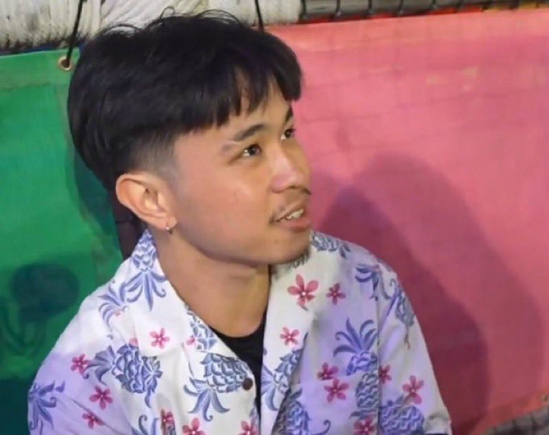 Sau đó, anh ta thay trang phục và quay lại xin số điện thoại của streamer Emiru. Sau đó, anh ta thay trang phục và quay lại xin số điện thoại của streamer Emiru.