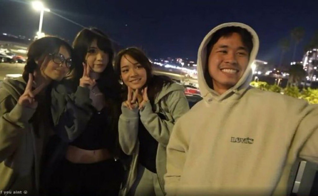 Người đàn ông này trước đó đã đến xin chụp ảnh với các nữ streamer. Người đàn ông này trước đó đã đến xin chụp ảnh với các nữ streamer.