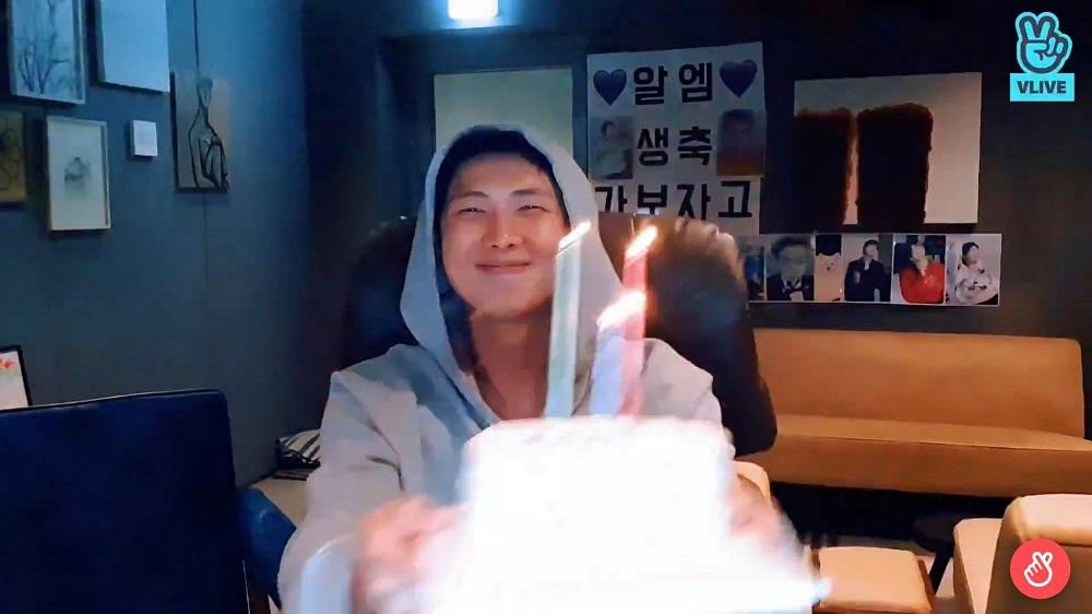 Hào hứng đưa bánh xoay vòng xoay vòng...