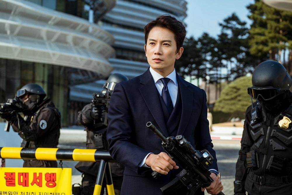 Ji Sung thủ vai "Thẩm phán ác ma" Kang Yo Han. Ji Sung thủ vai "Thẩm phán ác ma" Kang Yo Han.