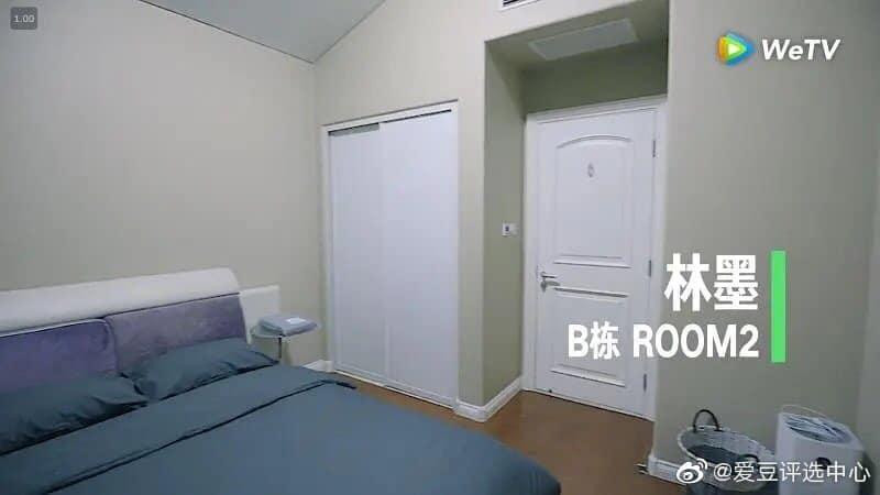 Phòng Lâm Mặc trông sơ qua thì khá xinh, nhưng nó ở dưới... tầng hầm. Phòng Lâm Mặc trông sơ qua thì khá xinh, nhưng nó ở dưới... tầng hầm.