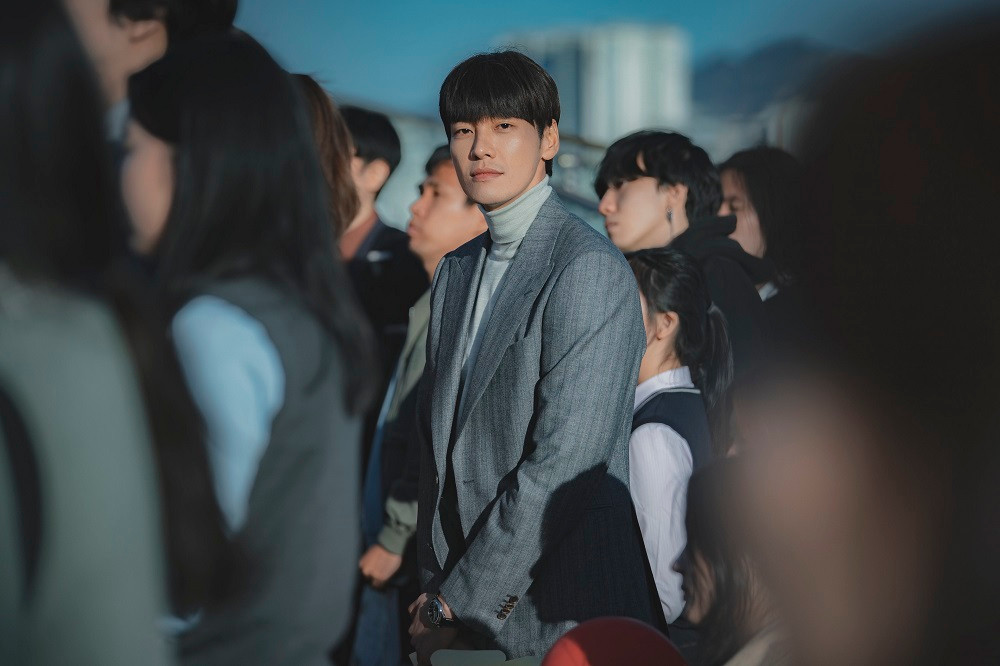 Kim Young Kwang được khen đẹp đôi với Lee Sung Kyung. Kim Young Kwang được khen đẹp đôi với Lee Sung Kyung.