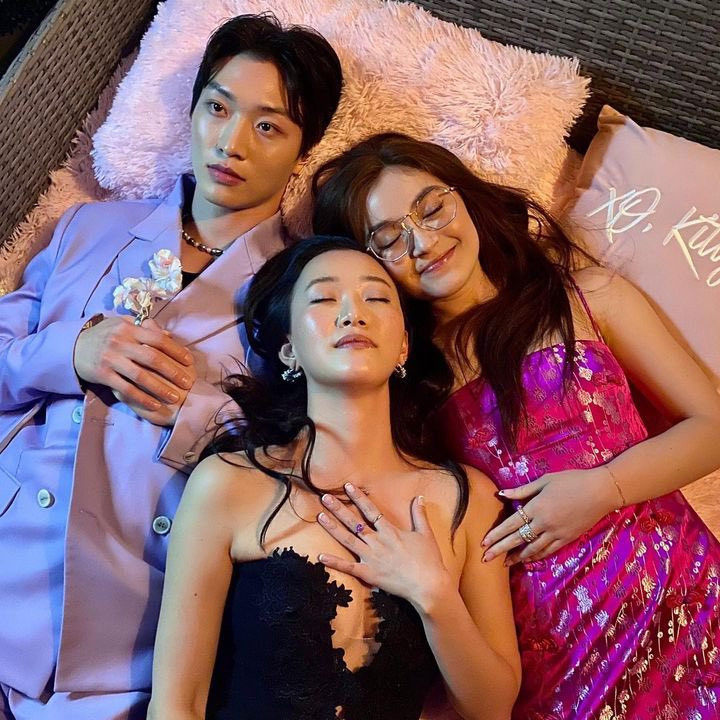 Ngoài đời anh em, lên phim tình địch. Ngoài đời anh em, lên phim tình địch.