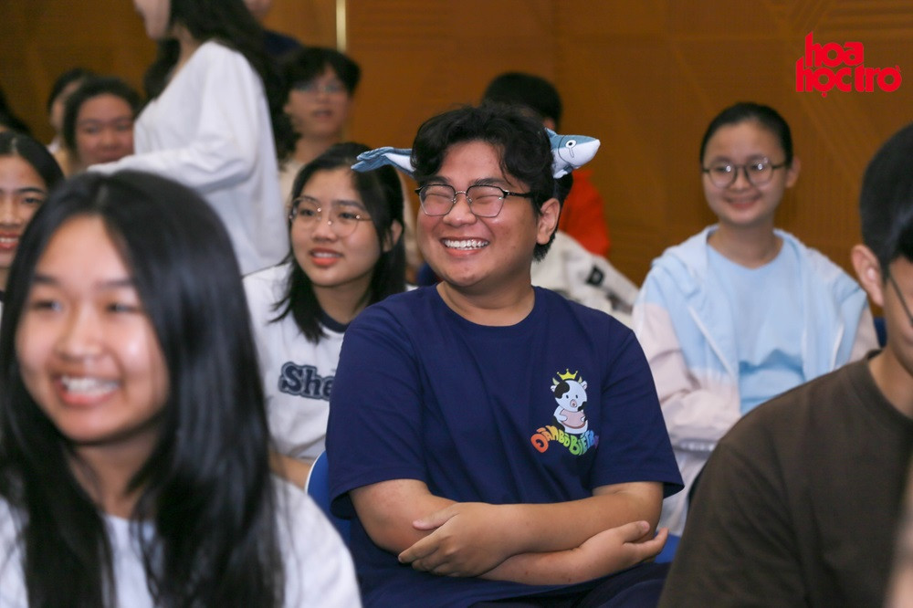 Các bạn thí sinh Thử Thách Kim Cương hào hứng trước các chia sẻ thú vị của TikToker Roomie Study - Thục Phương.