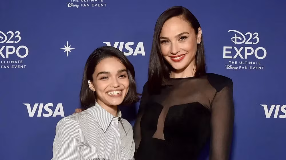 Rachel Zegler - vai Bạch Tuyết (trái) và Gal Gadot - vai Hoàng hậu độc ác (phải).