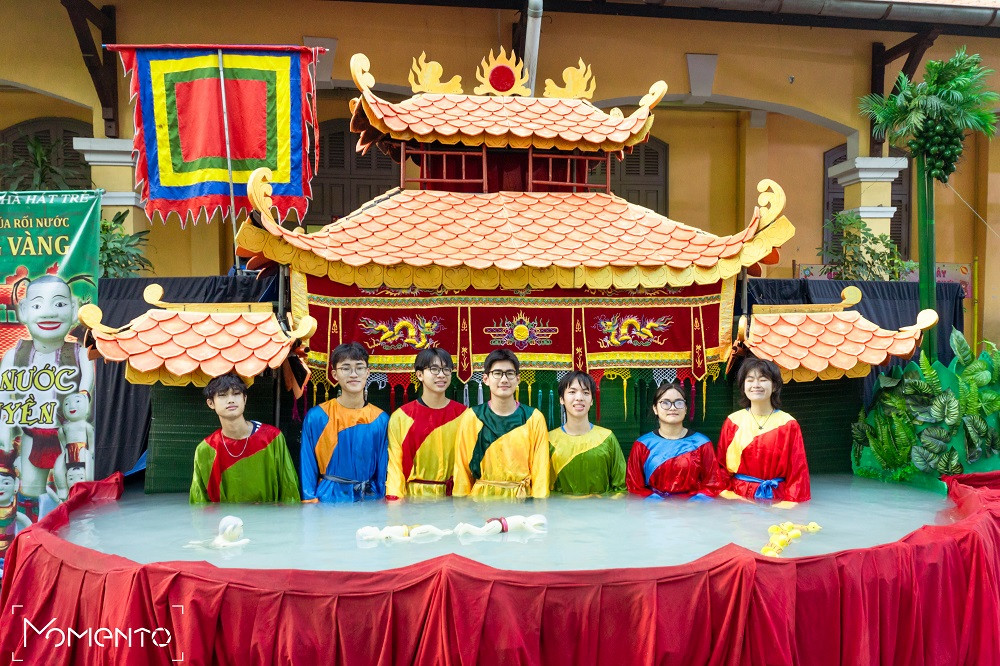 Đứng sau bức rèm xanh chính là các Miki-ers cực lăn xả, không ngại ngâm nước (Ảnh: Thùy Dương).