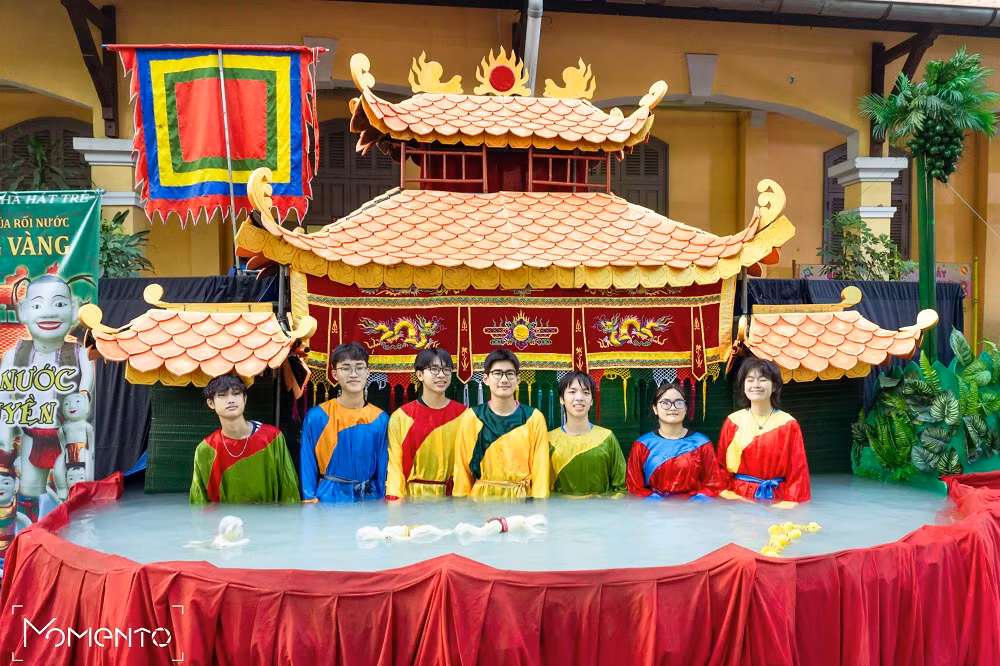 Đứng sau bức rèm xanh chính là các Miki-ers cực lăn xả, không ngại ngâm nước (Ảnh: Thùy Dương).