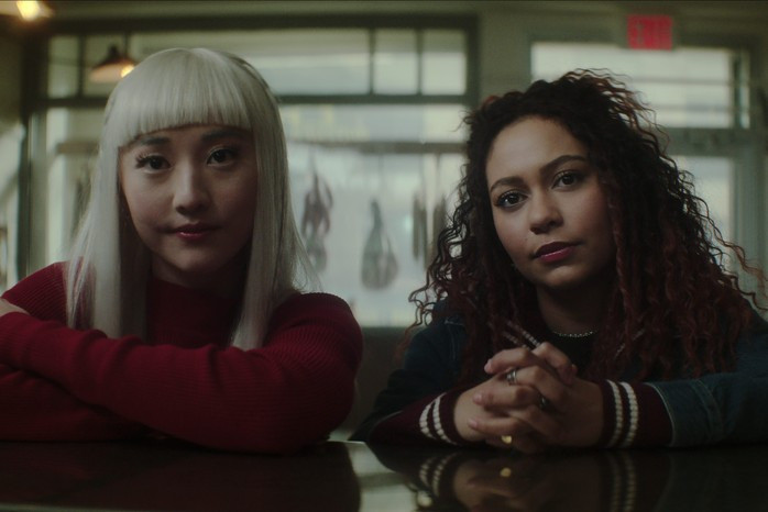 Niko và Crystal - hai cô gái trong đội thám tử.