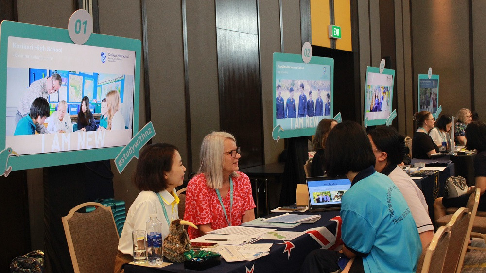 Mỗi quầy đều có phiên dịch viên để hỗ trợ việc trao đổi hiệu quả. Mỗi quầy đều có phiên dịch viên để hỗ trợ việc trao đổi hiệu quả.