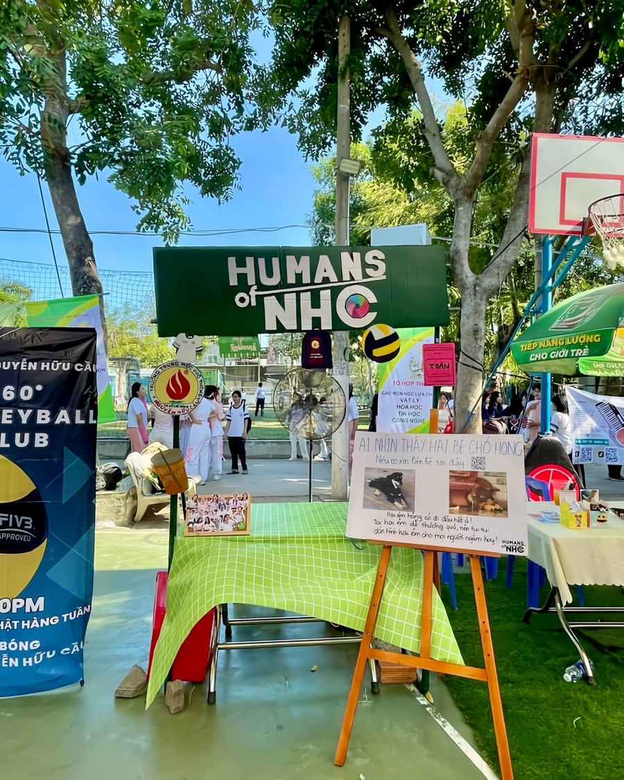 Trường có rất nhiều CLB để các bạn lựa chọn tham gia tuỳ theo sở thích. Trường có rất nhiều CLB để các bạn lựa chọn tham gia tuỳ theo sở thích.