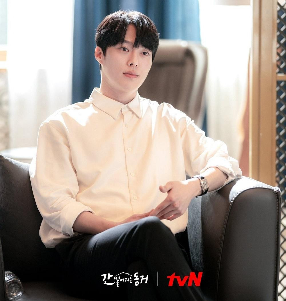 Trông lạnh lùng vậy thôi chứ tinh tế, chu đáo lắm nha. Trông lạnh lùng vậy thôi chứ tinh tế, chu đáo lắm nha.