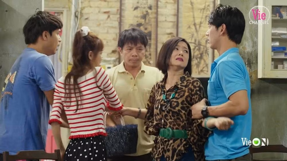 Si mê nhân tình, bỏ bê con cái, lại còn diễn sâu bịa chuyện, mặt dày trơ tráo - đó là vài dòng tóm tắt về chân dung mẹ của các anh chị em Nhà Táo.