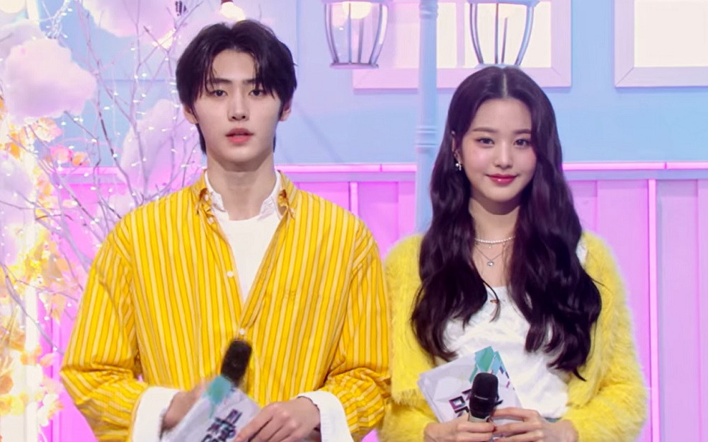 Jang Wonyoung làm MC cho Music Bank.