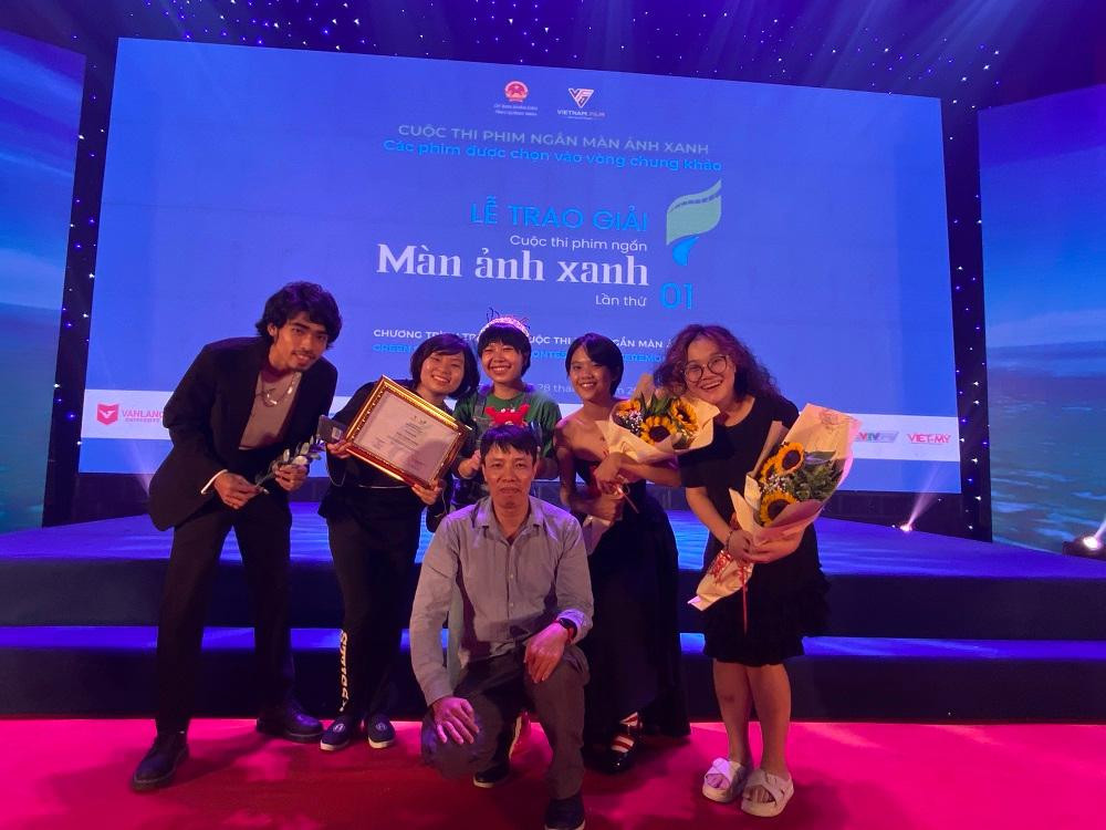 Sở Thú Studio đạt giải Ba cuộc thi Màn Ảnh Xanh. Sở Thú Studio đạt giải Ba cuộc thi Màn Ảnh Xanh.