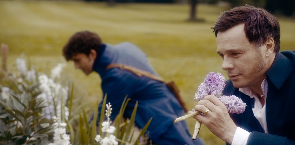 Edmund và hoa dạ lan hương (hyacinth) yêu thích của vợ, cô con gái út khi chào đời đã được đặt tên theo loài hoa này. Edmund và hoa dạ lan hương (hyacinth) yêu thích của vợ, cô con gái út khi chào đời đã được đặt tên theo loài hoa này.