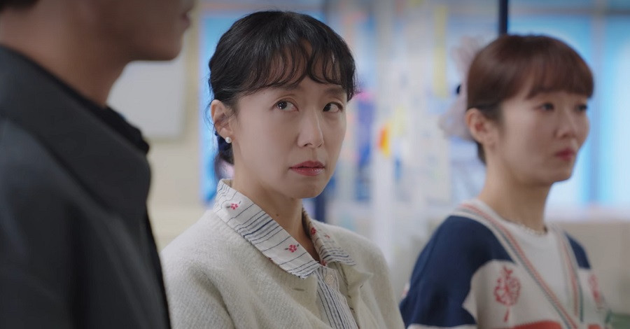 Dù thất vọng, nhưng Nam Haeng Seon vẫn cố tỏ vẻ không có chuyện gì xảy ra. Dù thất vọng, nhưng Nam Haeng Seon vẫn cố tỏ vẻ không có chuyện gì xảy ra.