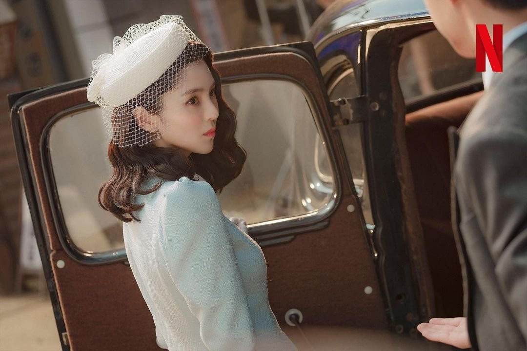 Han So Hee trong Gyeongseong Creature. Han So Hee trong Gyeongseong Creature.