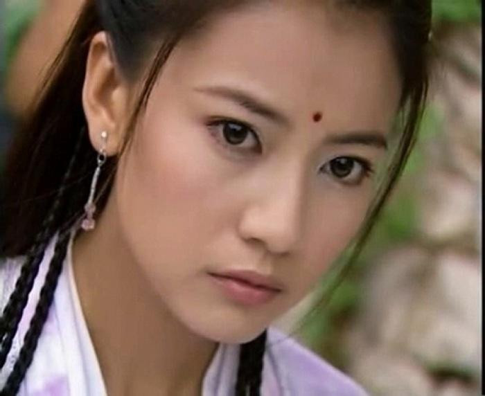 Với tóc "hai râu", trông Chu Chỉ Nhược có cảm giác mong manh, yếu đuối.