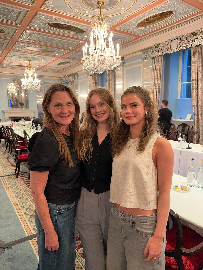 Florence Hunt (áo trắng) cùng "chị Francesca" Hannah Dodd (giữa) và "mẹ Violet" Ruth Gemmell trong buổi đọc kịch bản Bridgerton 4. Florence Hunt (áo trắng) cùng "chị Francesca" Hannah Dodd (giữa) và "mẹ Violet" Ruth Gemmell trong buổi đọc kịch bản Bridgerton 4.