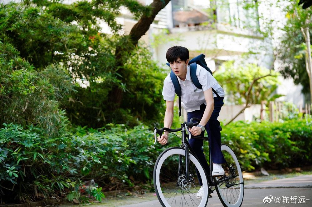 Chúng tôi lớn lên, có con đường riêng, nhưng tôi vẫn mãi nghĩ về năm tháng ấy, về cậu bé lúc xưa ngây ngô nói thích tôi. (Ảnh minh họa: Phim Bí Mật Nơi Góc Tối) Chúng tôi lớn lên, có con đường riêng, nhưng tôi vẫn mãi nghĩ về năm tháng ấy, về cậu bé lúc xưa ngây ngô nói thích tôi. (Ảnh minh họa: Phim Bí Mật Nơi Góc Tối)